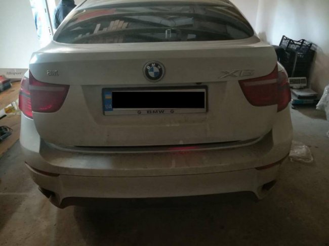 У Луцьку з підпільного цеху вилучили бурштин, елітне авто та тисячі доларів. ФОТО