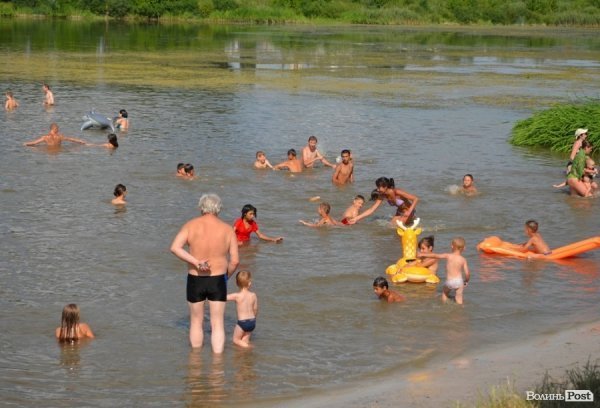 Спека змушує лучан роздягатися і лізти у міські водойми. ФОТО