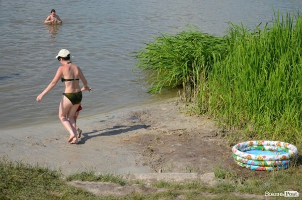 Спека змушує лучан роздягатися і лізти у міські водойми. ФОТО