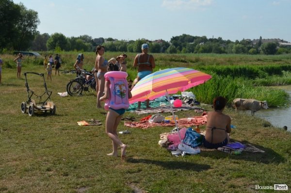 Спека змушує лучан роздягатися і лізти у міські водойми. ФОТО