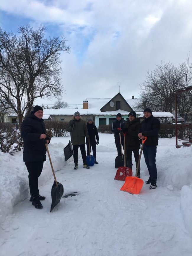 На Волині батьки розчистили територію дитсадка від снігу. ФОТО