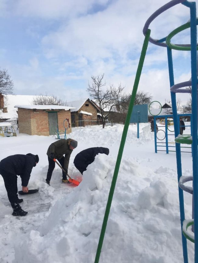 На Волині батьки розчистили територію дитсадка від снігу. ФОТО