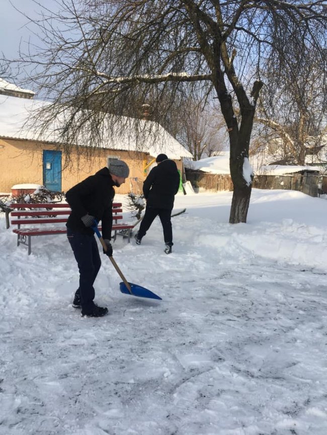 На Волині батьки розчистили територію дитсадка від снігу. ФОТО