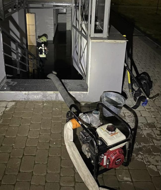 У Луцьку затопило підвал багатоповерхівки. ФОТО