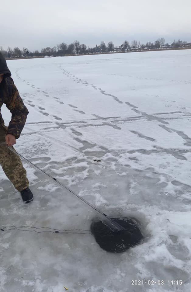 З волинського озера вилучили пів кілометра браконьєрських сіток. ФОТО