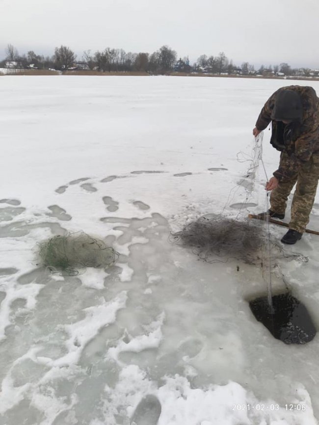 З волинського озера вилучили пів кілометра браконьєрських сіток. ФОТО