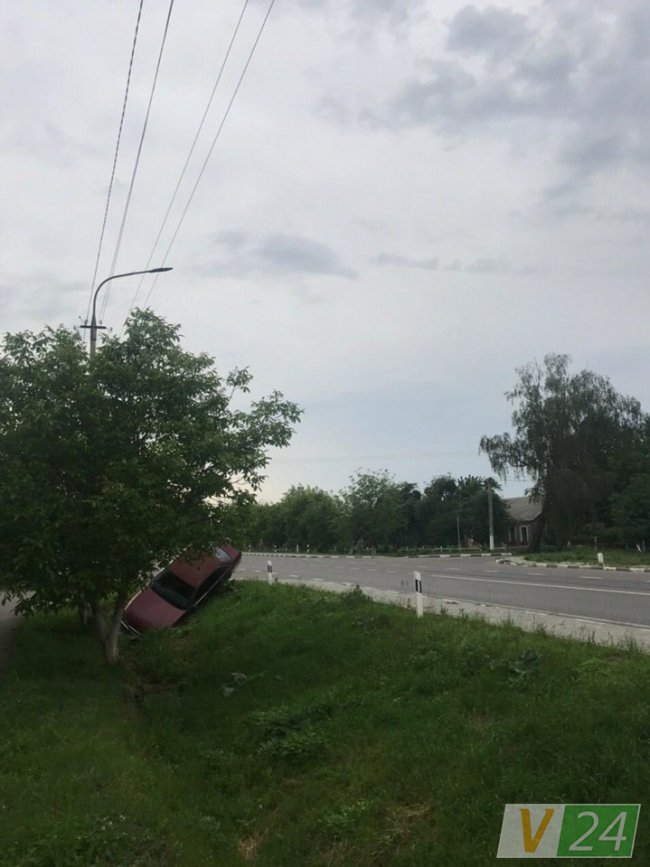 У Княгининку – аварія: автівка злетіла у кювет. ФОТО