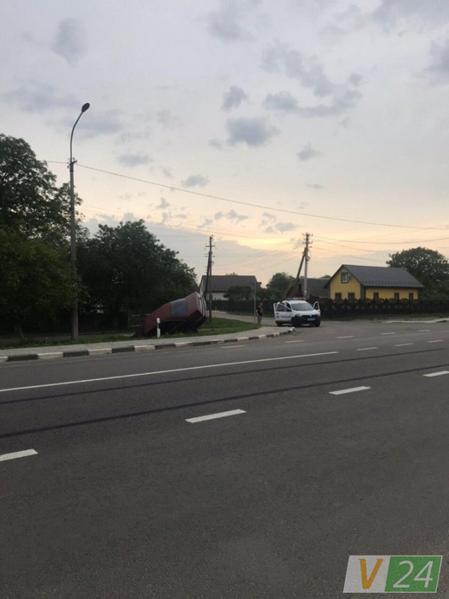 У Княгининку – аварія: автівка злетіла у кювет. ФОТО