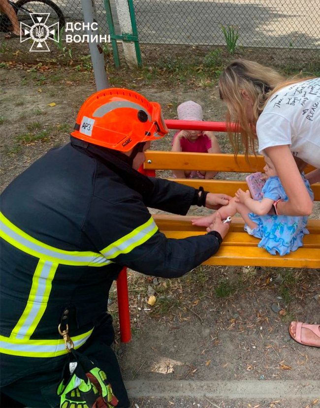 У Луцьку рятувальники визволили з пастки ніжку 2-річної дівчинки
