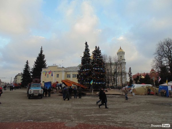 Ялинки у Луцьку прикрасили символікою ЄС. Прокуратура поки що мовчить. ФОТО