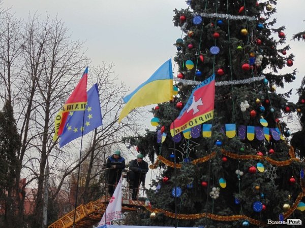 Ялинки у Луцьку прикрасили символікою ЄС. Прокуратура поки що мовчить. ФОТО