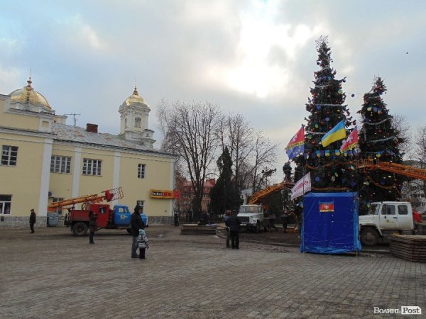 Ялинки у Луцьку прикрасили символікою ЄС. Прокуратура поки що мовчить. ФОТО
