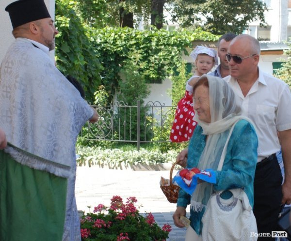 Як у Луцьку святили яблука та мед. ФОТО