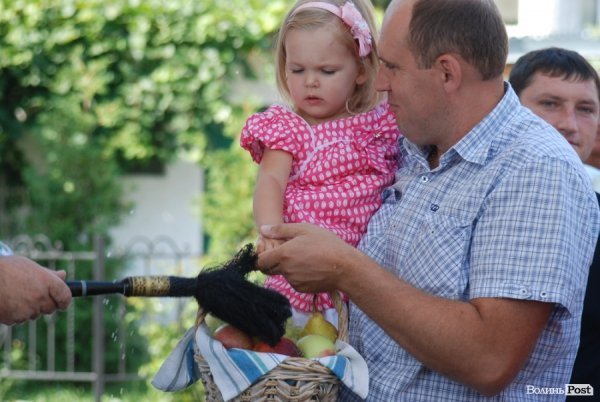 Як у Луцьку святили яблука та мед. ФОТО