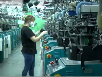 Маски замість шкарпеток: волинське підприємство шиє засоби захисту. ВІДЕО