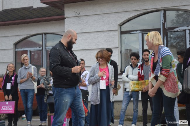 З хлібом, горілкою та кров’ю: у Луцьку відкрили фестиваль театрів. ФОТО