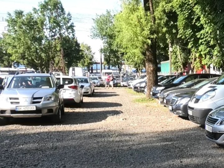 Послуги паркування на Луцькому авторинку вперше за багато років надаватиме комунальне підприємство без посередників 