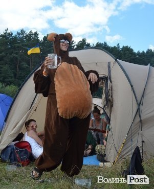 Учасник фестивалю майже всі дні веселив публіку і прів у костюмі ведмедя