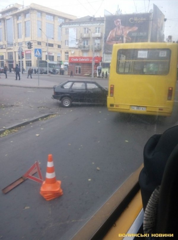 У центрі Луцька зіткнулися маршрутка і легковик. ФОТО