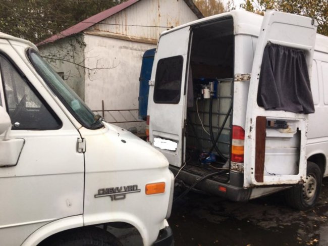 На волинському пункті пропуску затримали два автомобілі з 6 тоннами дизпалива. ФОТО