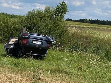 Одне авто влетіло у ворота кладовища, інше – перекинулось: на волинській трасі сталась аварія. ФОТО