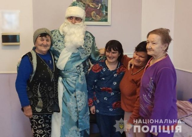На Волині поліцейський перевтілюється в Миколая і вітає зі святом дітей та стареньких. ФОТО