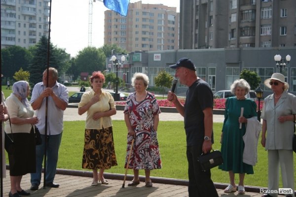 Під стінами облради мітингує опозиція