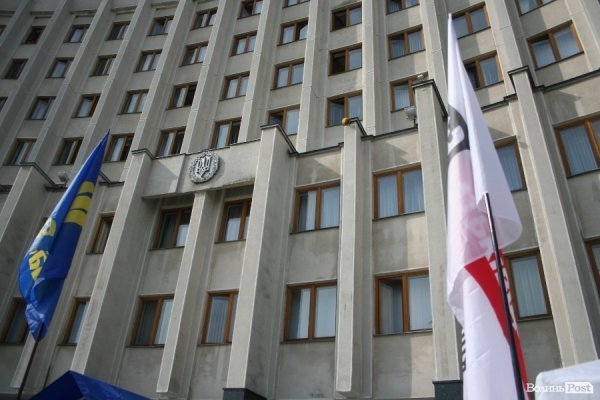 Під стінами облради мітингує опозиція