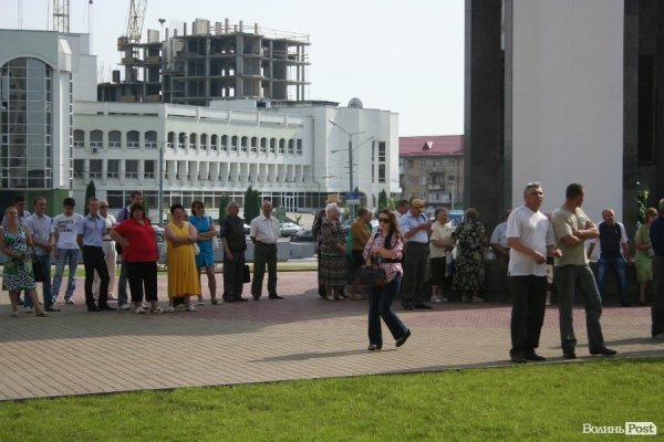 Під стінами облради мітингує опозиція