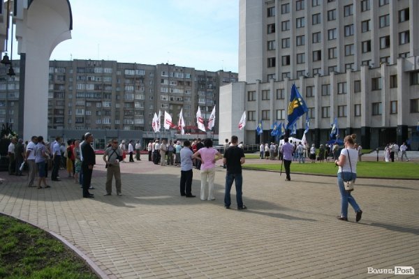 Під стінами облради мітингує опозиція