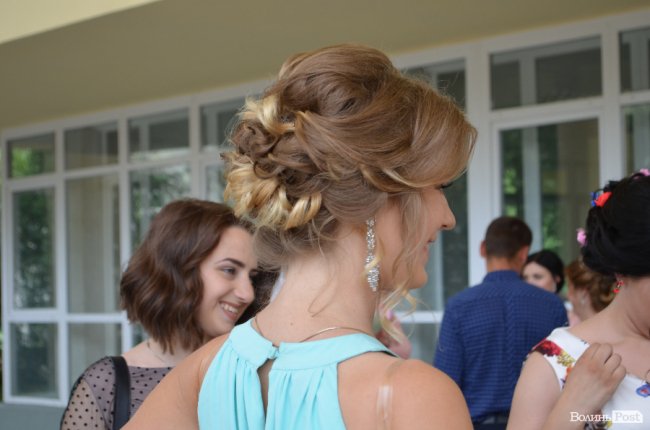 Квіти у волоссі та легкі «хвилі»: зачіски луцьких випускниць. ФОТО