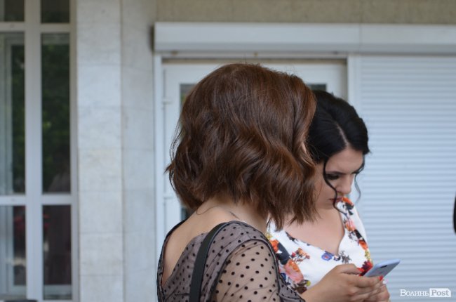 Квіти у волоссі та легкі «хвилі»: зачіски луцьких випускниць. ФОТО