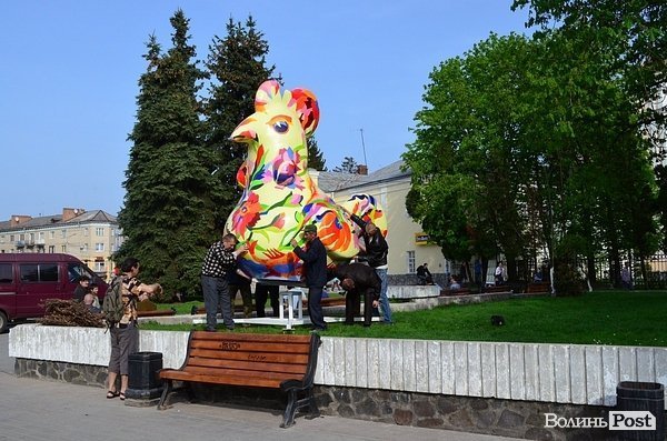 У центрі Луцька встановили диво-птаху. ФОТО