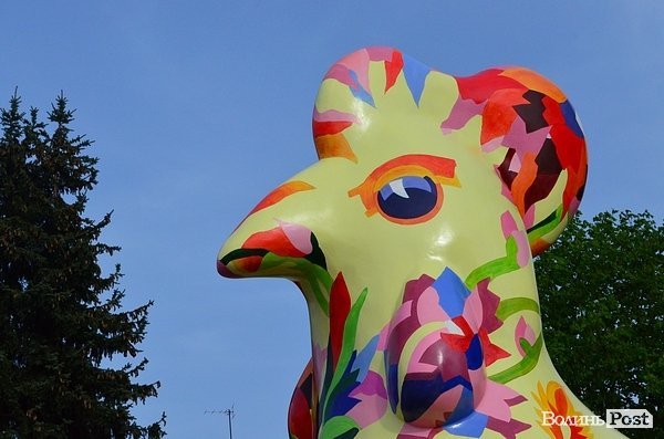 У центрі Луцька встановили диво-птаху. ФОТО