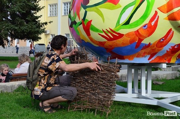 У центрі Луцька встановили диво-птаху. ФОТО