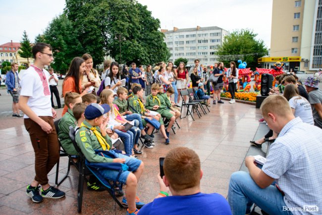 Людей було мало, але прийшли патріоти: у Луцьку відбулася акція «Мова об'єднує». ФОТО