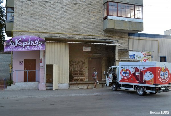 Першим ділом в магазин привезли морозиво. Літо!