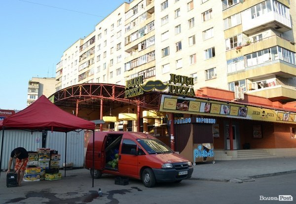 А от і перші продавці на місцевому базарчику.