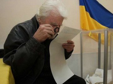 На Волині чоловік попросив другий бюлетень, бо засумнівався у своєму виборі