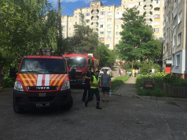 У Рівному горіла багатоповерхівка, евакуювали цілий під'їзд. ФОТО