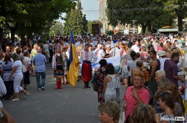 У центрі Луцька – співи і танці: стартувало «Поліське літо з фольклором». ФОТО