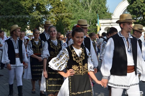 У центрі Луцька – співи і танці: стартувало «Поліське літо з фольклором». ФОТО