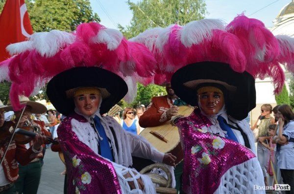 У центрі Луцька – співи і танці: стартувало «Поліське літо з фольклором». ФОТО