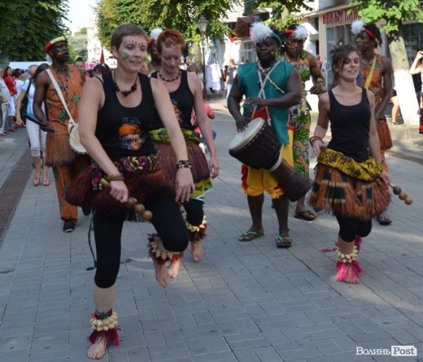 У центрі Луцька – співи і танці: стартувало «Поліське літо з фольклором». ФОТО