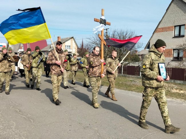 Пів року вважався зниклим безвісти: на Волині поховали Героя Олега Верешка