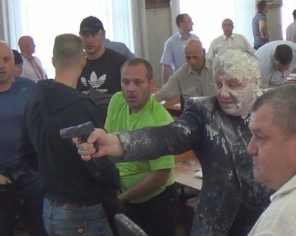 На сесії міськради у Нікополі – стрілянина. ФОТО