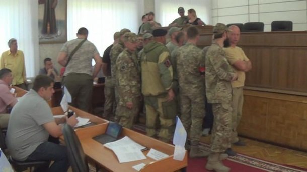 На сесії міськради у Нікополі – стрілянина. ФОТО