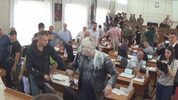 На сесії міськради у Нікополі – стрілянина. ФОТО