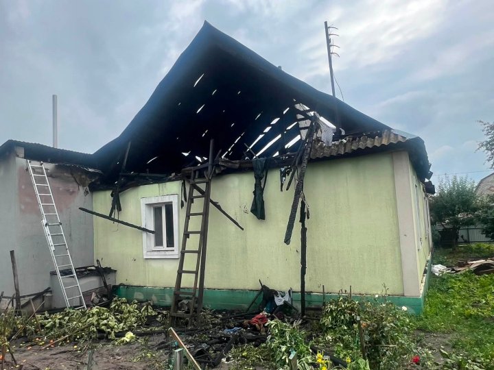 На Волині блискавка знищила дім військовослужбовця, який захищає Україну: рідні просять про допомогу