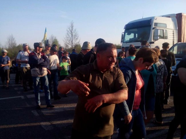 Перекриття траси на Волині: «бізнесмен» показує водіям об'їзну дорогу